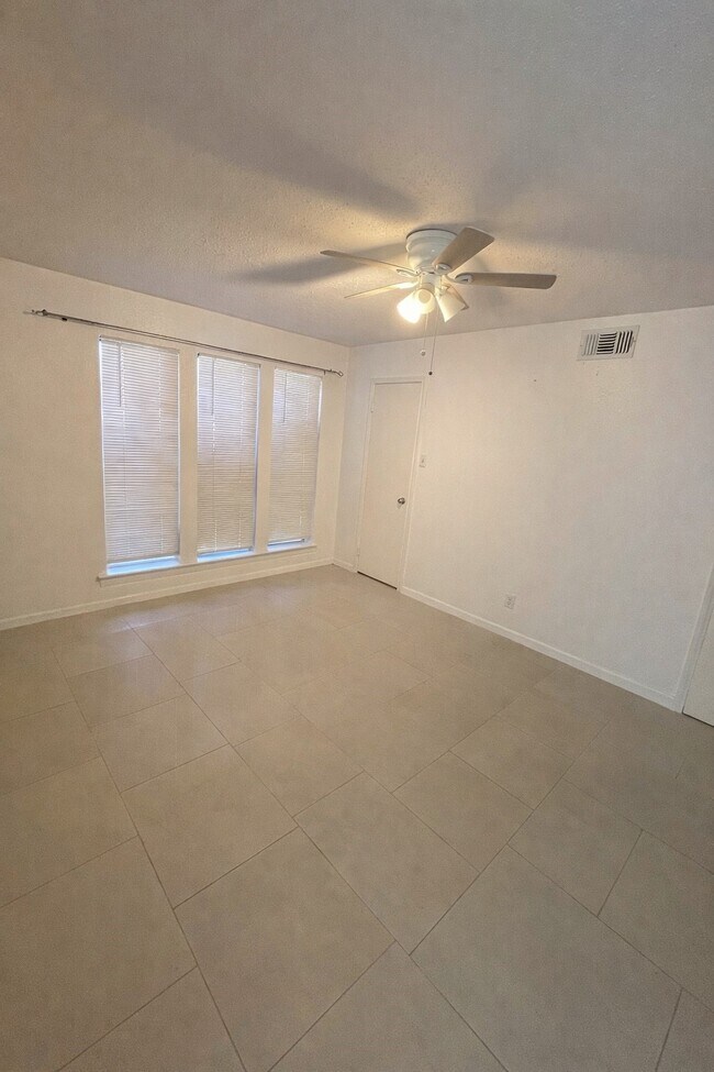 Foto del edificio - 12255 W Village Dr
