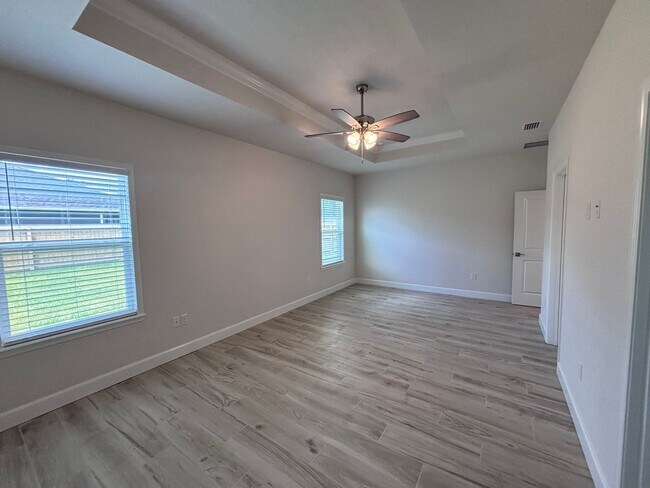 Building Photo - Welcome to this beautifully built 3-bedroom, 2-bathroom