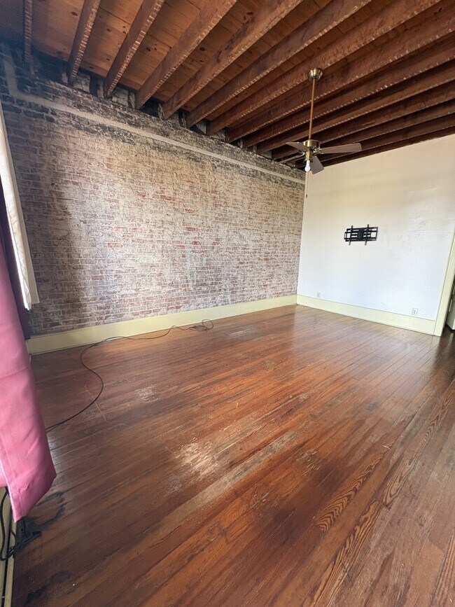 Building Photo - 131 Gallatin St