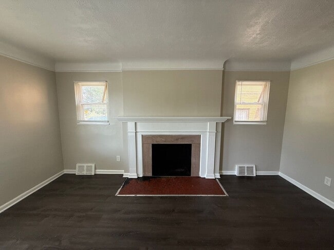 Building Photo - Fully Renovated 3-Bedroom Home – Move-In R...