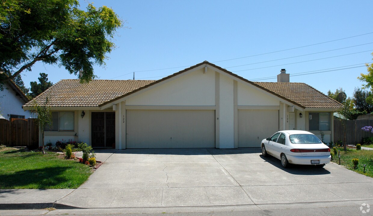 Primary Photo - 120 Bond Ave