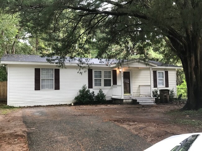 Building Photo - Adorable 3 Bedroom Home Completely Remodeled