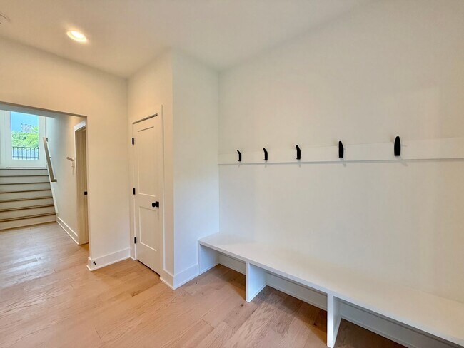 Foto del edificio - Luxurious New Construction 4BD, 4BA Downto...