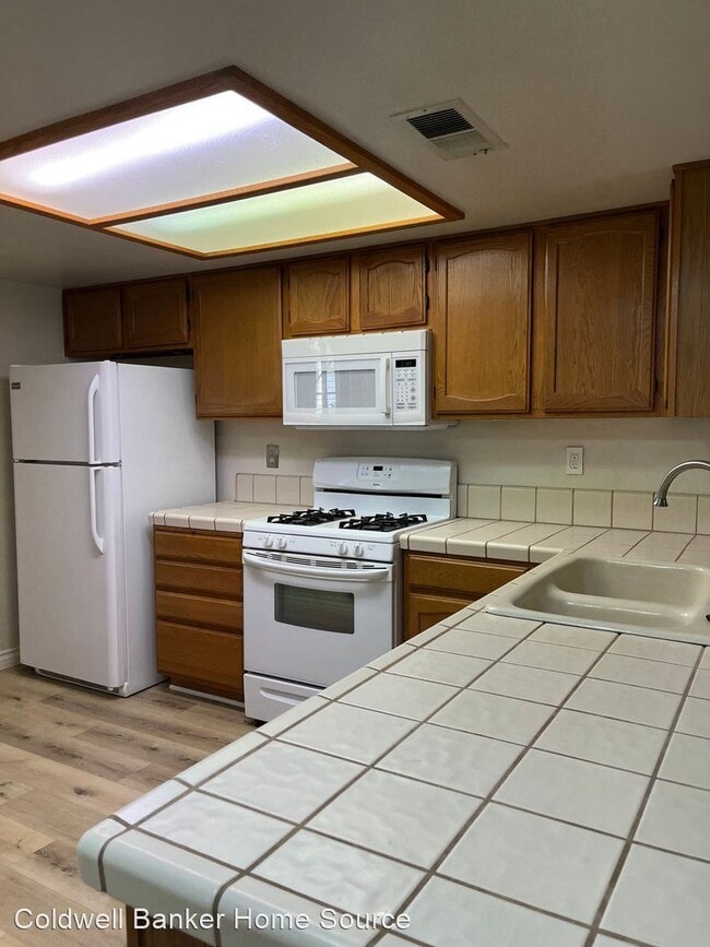 Building Photo - 2 br, 2 bath House - 19061 Elm Dr.