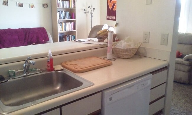 Foto del edificio - 4 Bed 2 Bath Condo Available Summer 2026