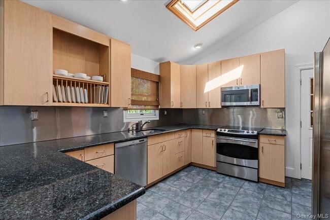 Building Photo - 20 Alanson Ln