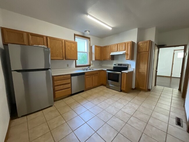 Building Photo - COLLEGE PRE-LEASING