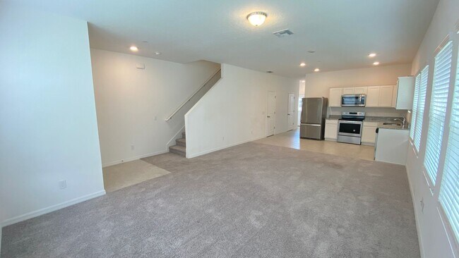 Building Photo - 3 Bedroom, 2.5 Bath End Unit Townhome in B...
