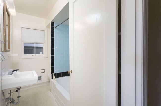 upstairs bathroom - 7405 NE Prescott St