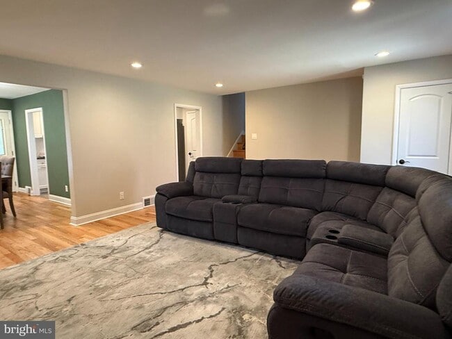 Foto del edificio - 331 Candlewood Rd