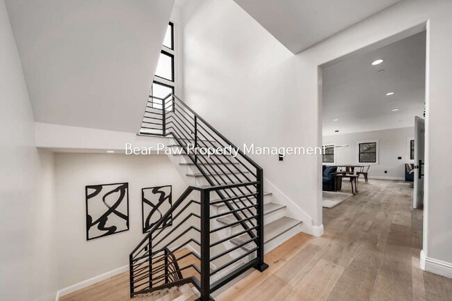 Building Photo - Gorgeous Home on Bear Mountain!
