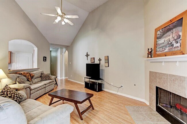 Foto del edificio - 9211 Hidden Lake E Dr