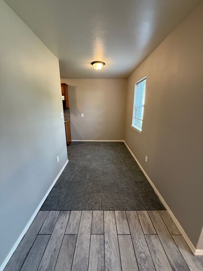 Foto del edificio - 3 Bed 1 Bath House.  Yard Care Included.