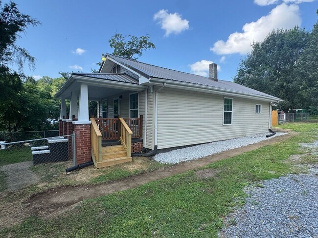 Foto del edificio - Charming 2-Bedroom Home in Elizabethton, TN