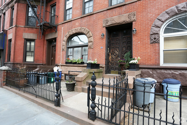 Building Photo - 532 Henry St