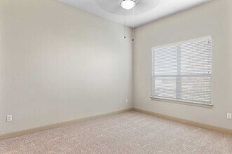 Building Photo - 1755 Cres Plz Dr