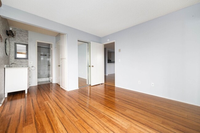 Building Photo - Corner unit with views!