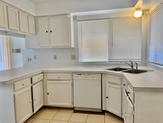 Foto del edificio - 2526 Valley Forest Dr