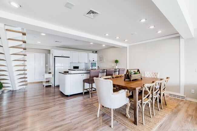 Foto del edificio - 1987 Fairfield Beach Rd