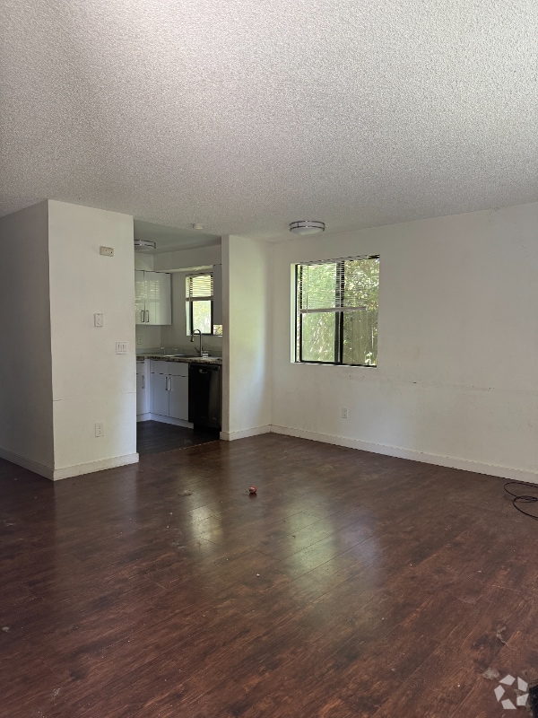 Building Photo - 1408 Bellevue Way NE
