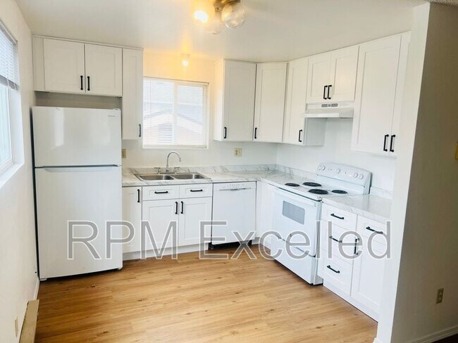 Foto del edificio - 475 Houser Way S