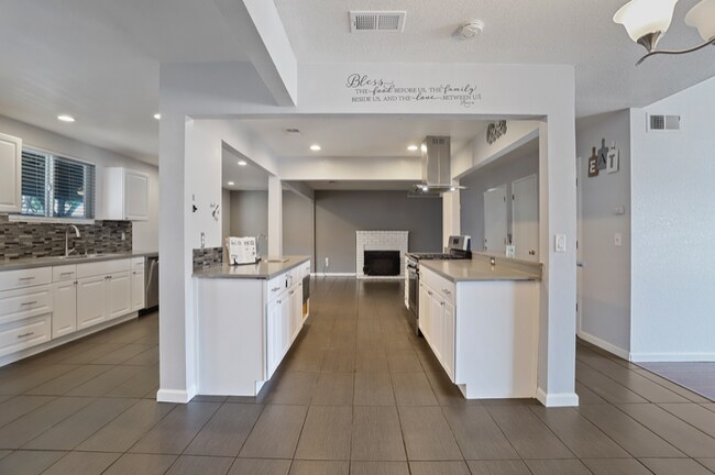 Foto del edificio - 2750 Oakwood Ct