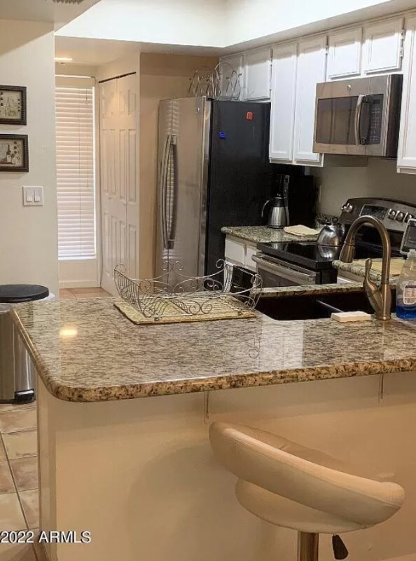 Foto del edificio - 8651 E Royal Palm Rd