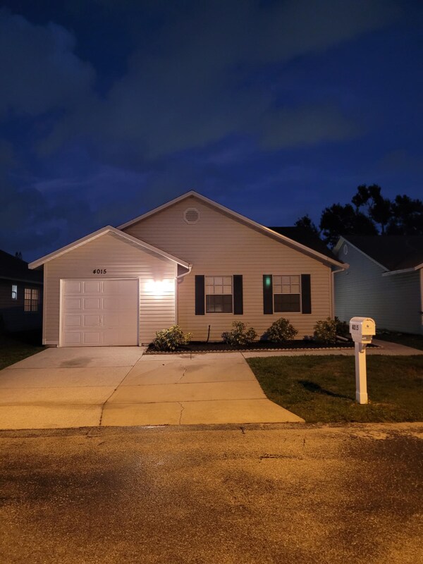 Foto del edificio - 4015 37th St Ct W