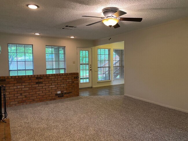 Foto del edificio - 3 BEDROOM, CORNER LOT