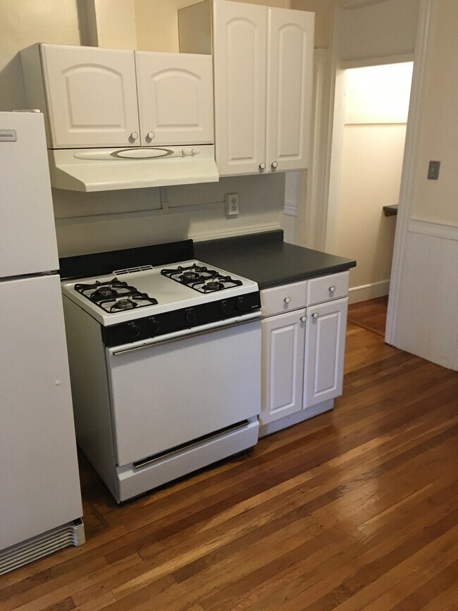 Kitchen - 32 Clinton St