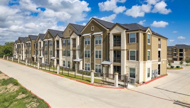Building Photo - 907 S Rd