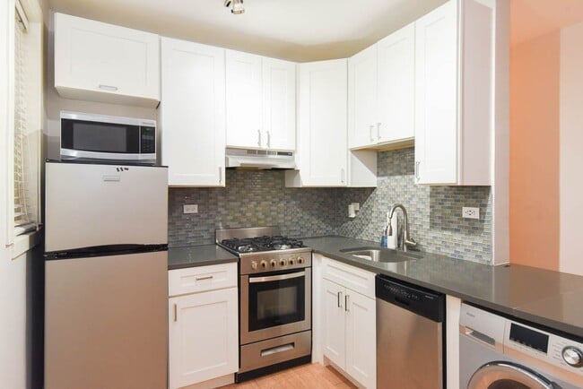 Building Photo - 511 W Belmont Ave