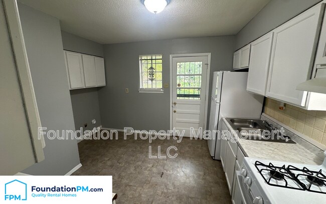 Foto del edificio - 3242 Forest Brook Dr