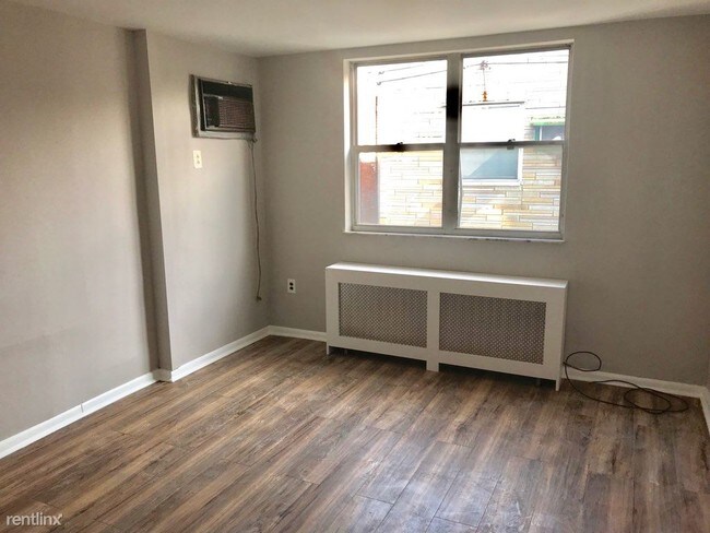Building Photo - 1 br, 1 bath Apartment - 2055 Snyder Avenue