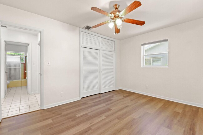 Foto del edificio - 824 Prosperity Farms Rd