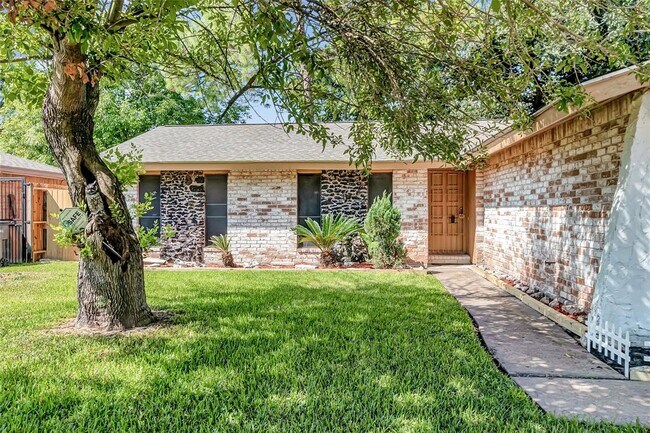 Foto del edificio - 7803 Lawn Wood Ln