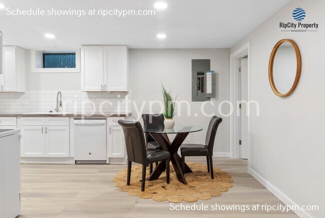 Foto del edificio - Spacious fully remodeled 2-Bed lower level...