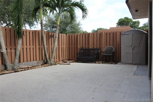 Building Photo - 2584 Lakeview Ct
