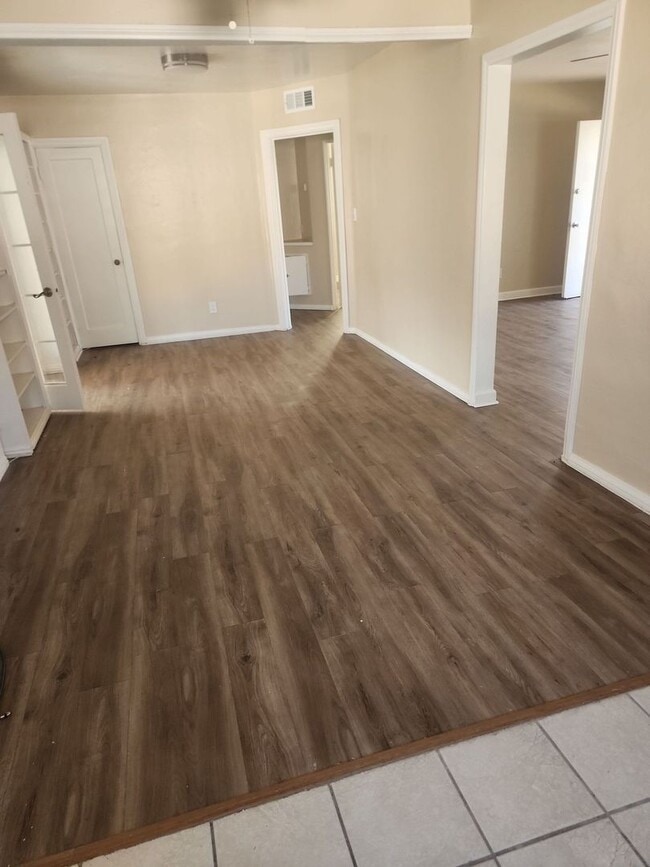 Building Photo - Lovely property in Bakersfield – 10 Minute...