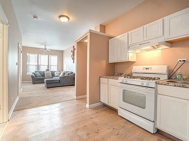 Foto del edificio - 1144 W 68th St