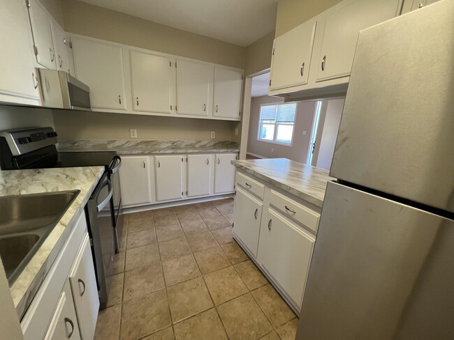 Building Photo - 907 Hillwood Dr