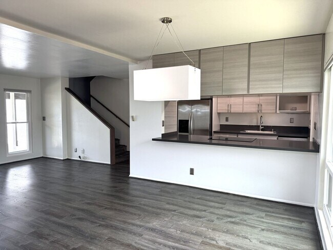 Foto del edificio - Koko Isle Circle - Renovated 3 bedroom, 2.5 bath townhome with carport
