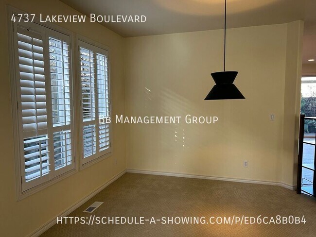 Foto del edificio - Updated Lake Oswego home minutes to First ...