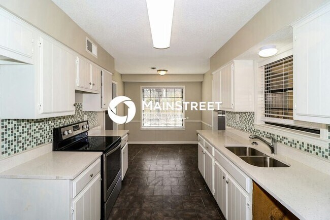 Building Photo - 5 Bedroom Pet-Friendly Home in Memphis, TN with Main Street Renewal