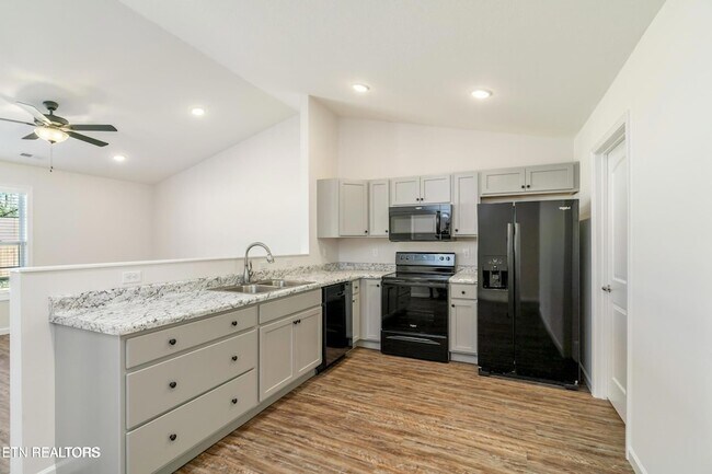 Building Photo - 7351 Green Estates Way