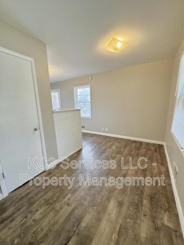 Building Photo - 1702 SW McArthur St