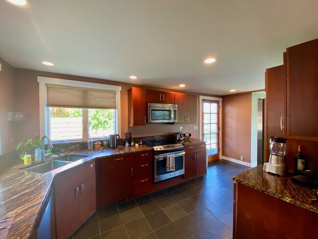 Foto del edificio - High Quality Term Rental in Town with Harb...