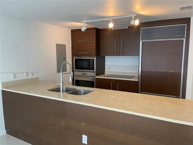 Building Photo - 475 Brickell Ave