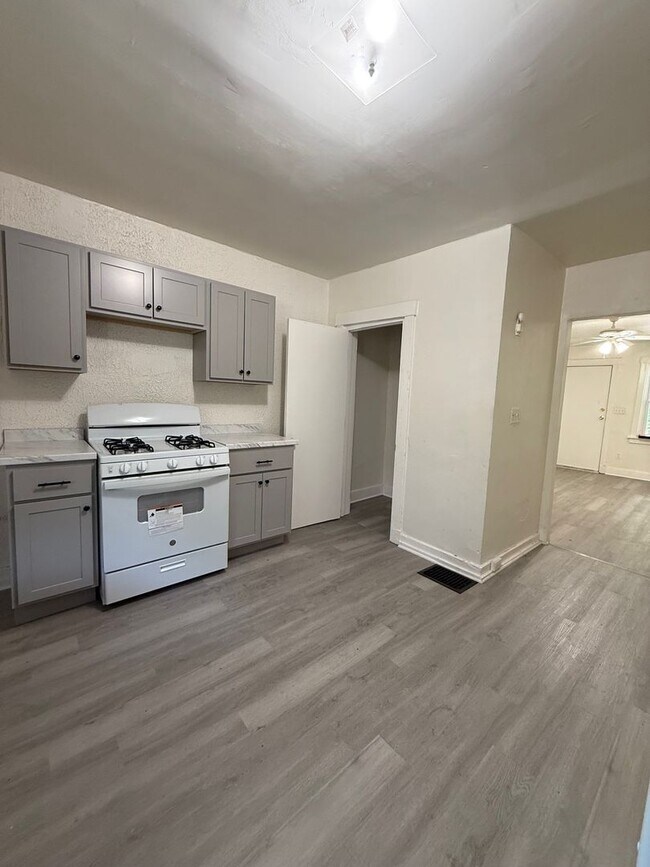 Building Photo - Charming 2-Bedroom Townhome in Lincoln-Lar...