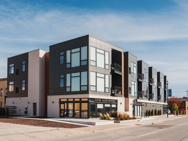 Building Photo - 901 Main